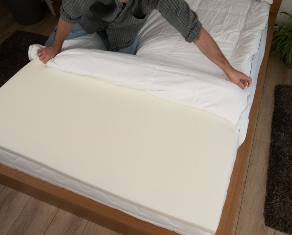 Housse matelassée du Mello Duo enfilée sur la plaque de mémoire de forme