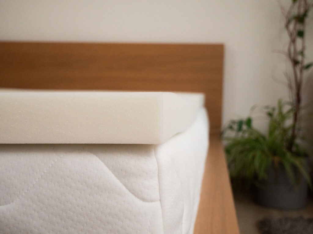 Plaque de mémoire de forme du Mello Duo posée sur le matelas avant la housse