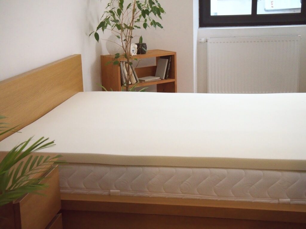Plaque de mousse du Mello Duo posée sur le lit avant la housse