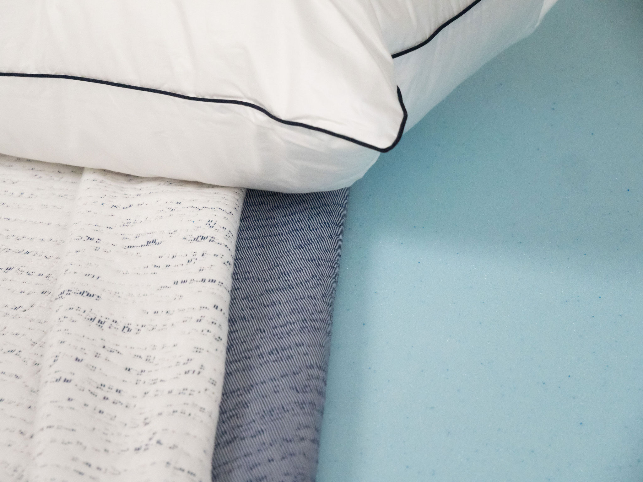 Coin de l'oreiller Mello Coton et son passepoil bleu nuit