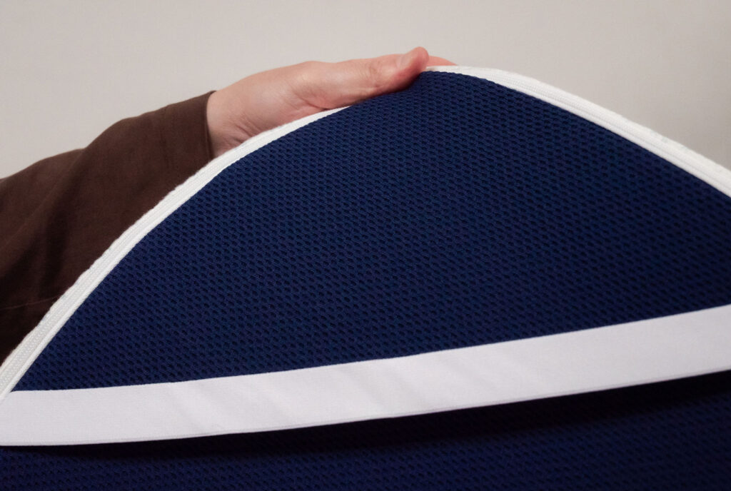 Dessous antidérapant en mesh bleu marine du surmatelas Mello Premium