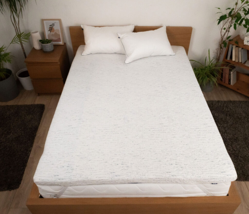 Surmatelas Mello Premium installé sur un lit double pendant notre test