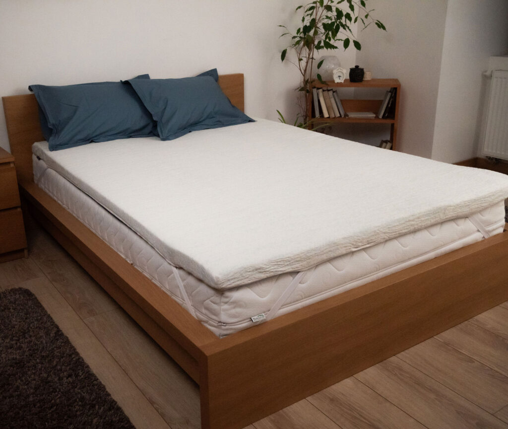 Surmatelas Mello Ferme installé sur un lit en bois pendant notre test