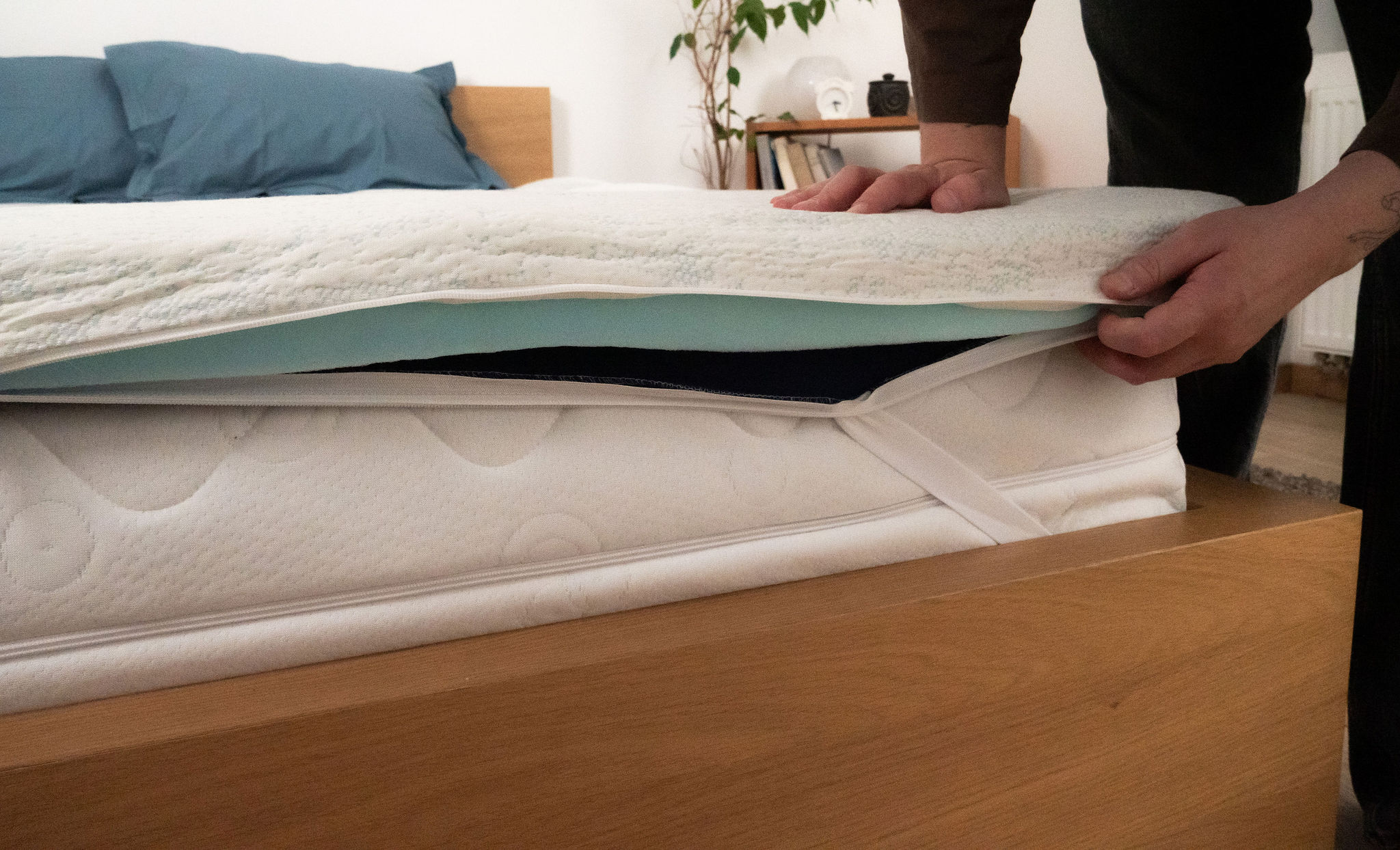 Coin du surmatelas Mello Ferme soulevé au-dessus du matelas