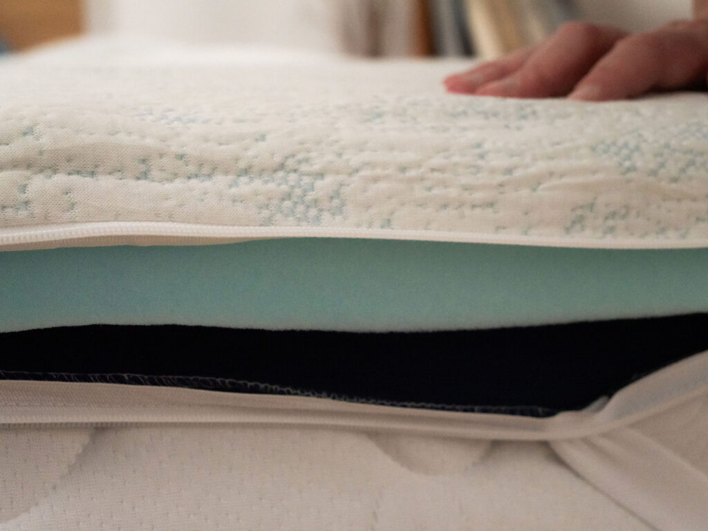Tranche du Mello Ferme avec sa housse jacquard, la mousse et le dessous bleu marine