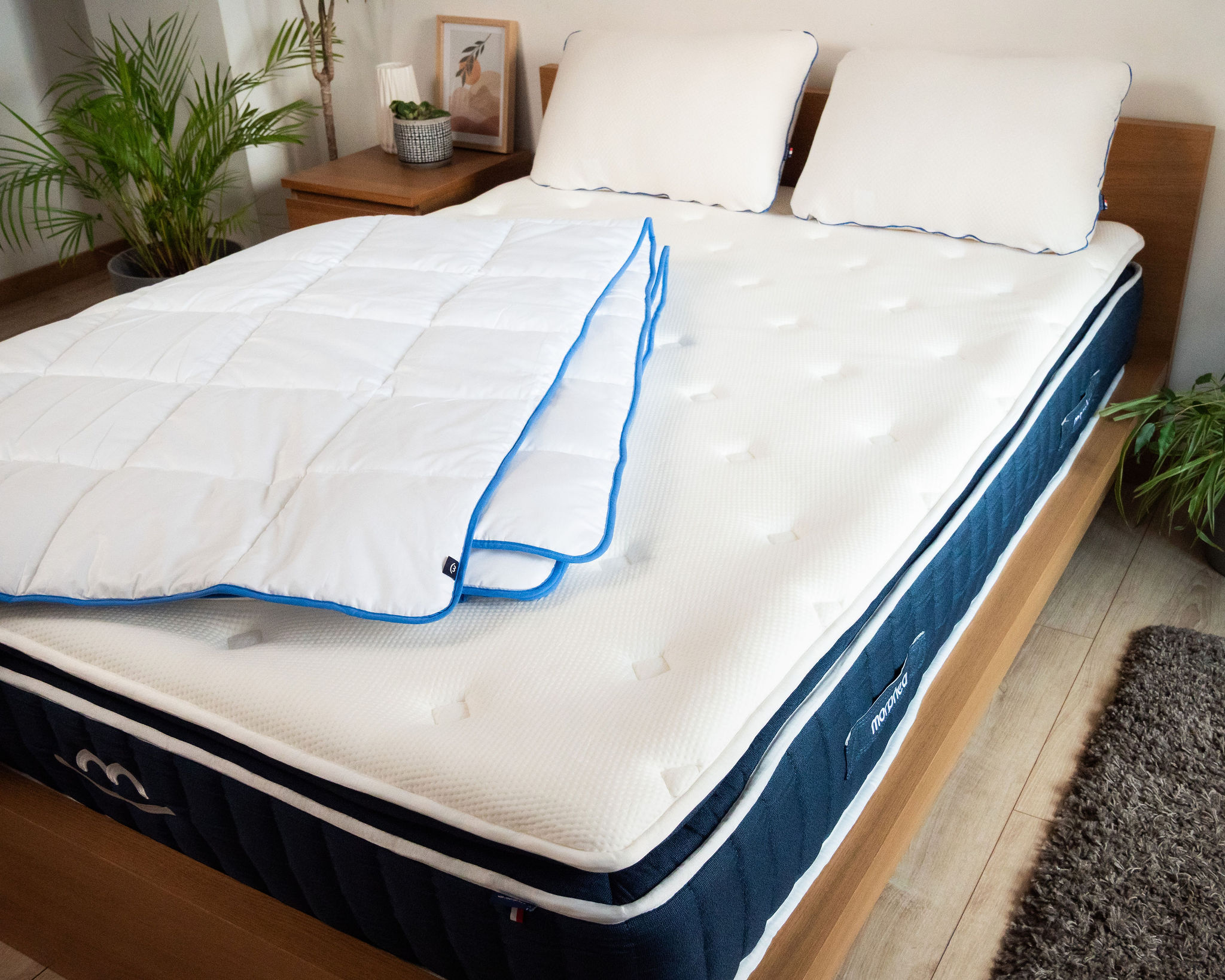 Couette Morphea repliée en coin sur un matelas Morphea