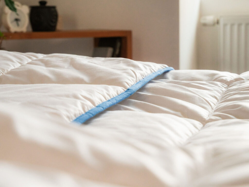 Gonflant de la couette Morphea froissée sur le lit