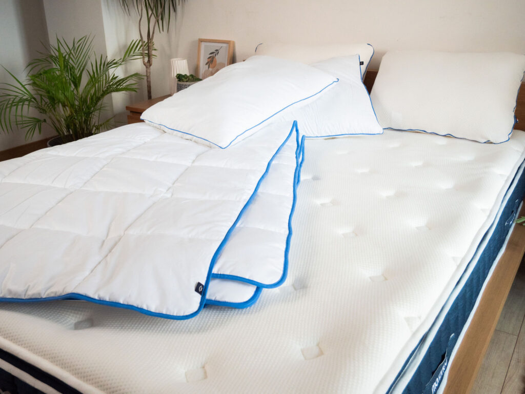 Couette tempérée Morphea repliée devant deux oreillers