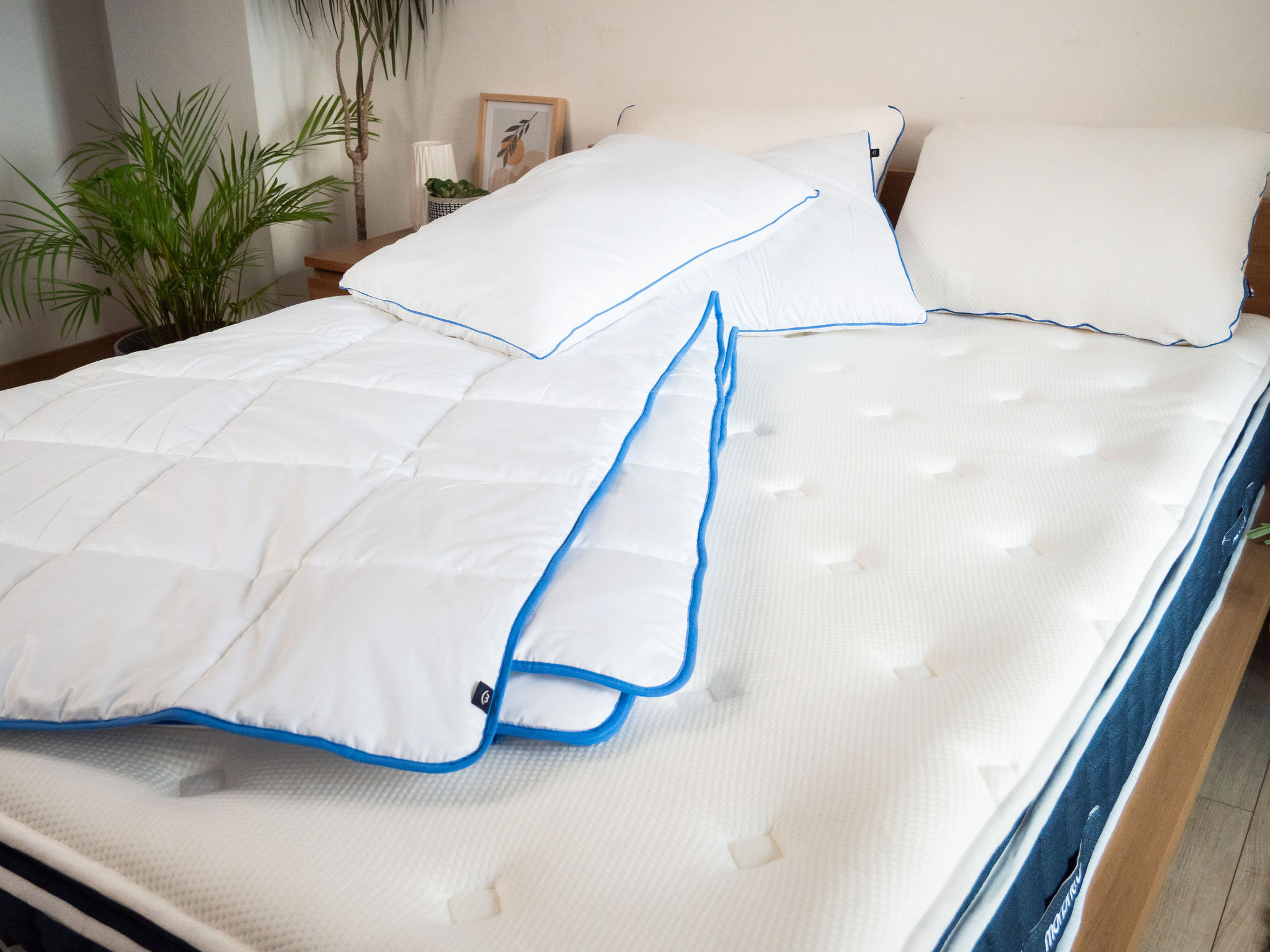 Couette tempérée Morphea repliée devant deux oreillers