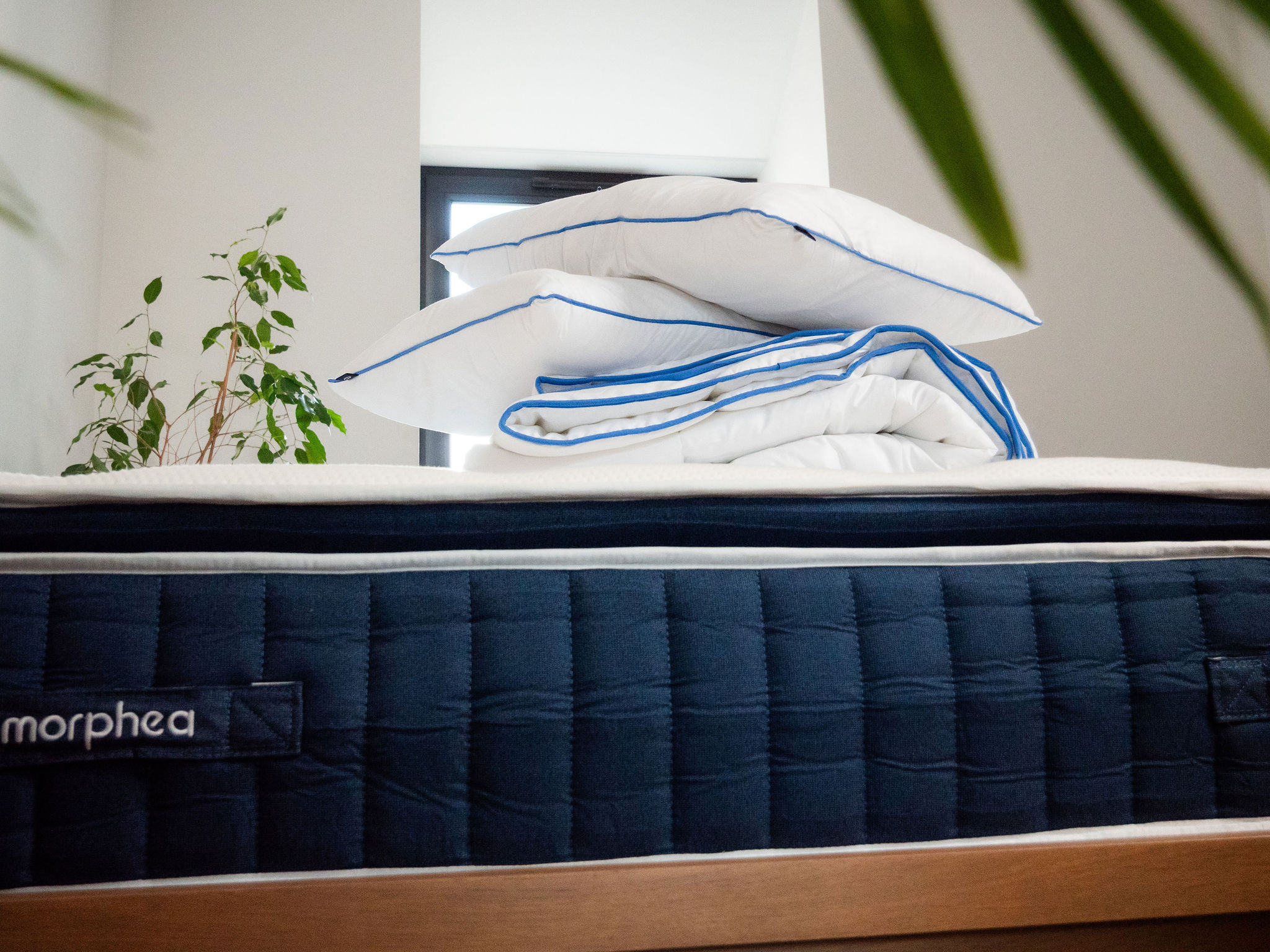 Couette et oreillers Morphea empilés sur un matelas Morphea