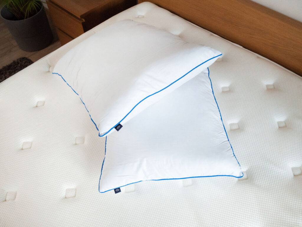 Deux oreillers Morphea Fluffy posés sur un matelas