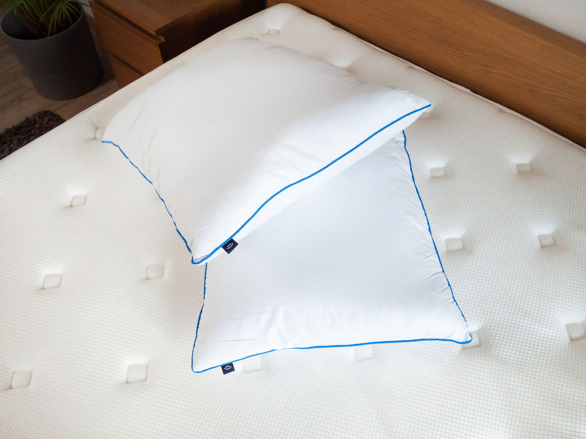 Deux oreillers Morphea Fluffy posés sur un matelas