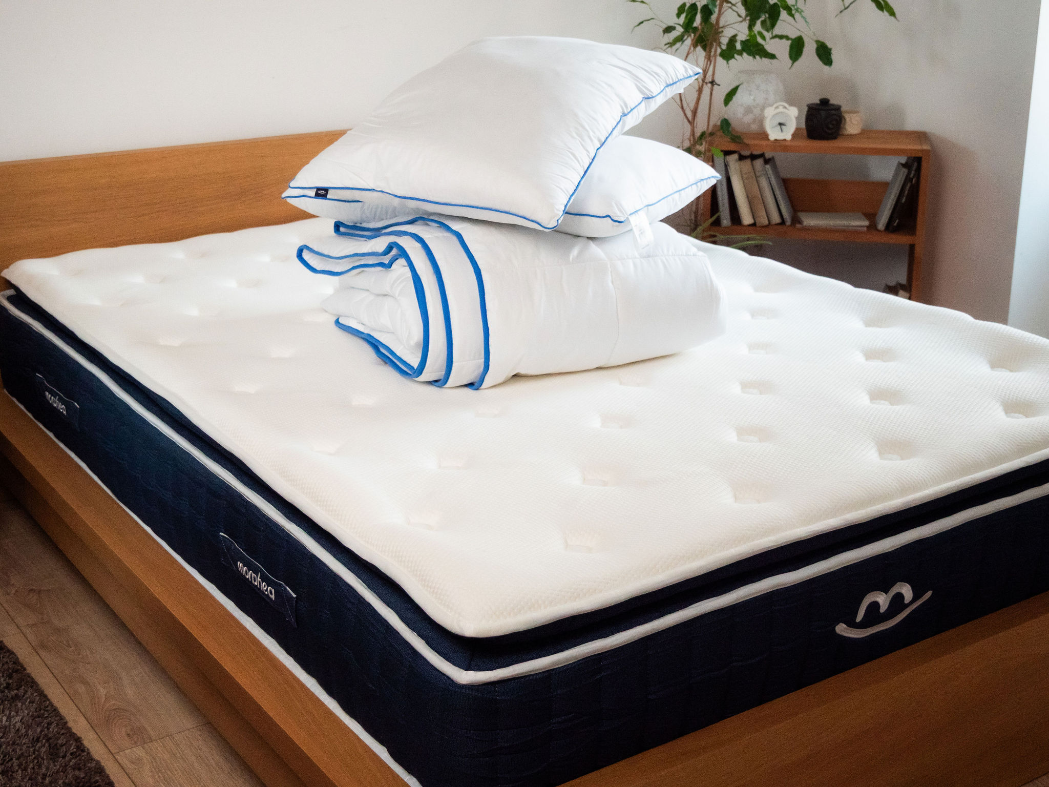 Oreillers Morphea Fluffy empilés sur un matelas Morphea