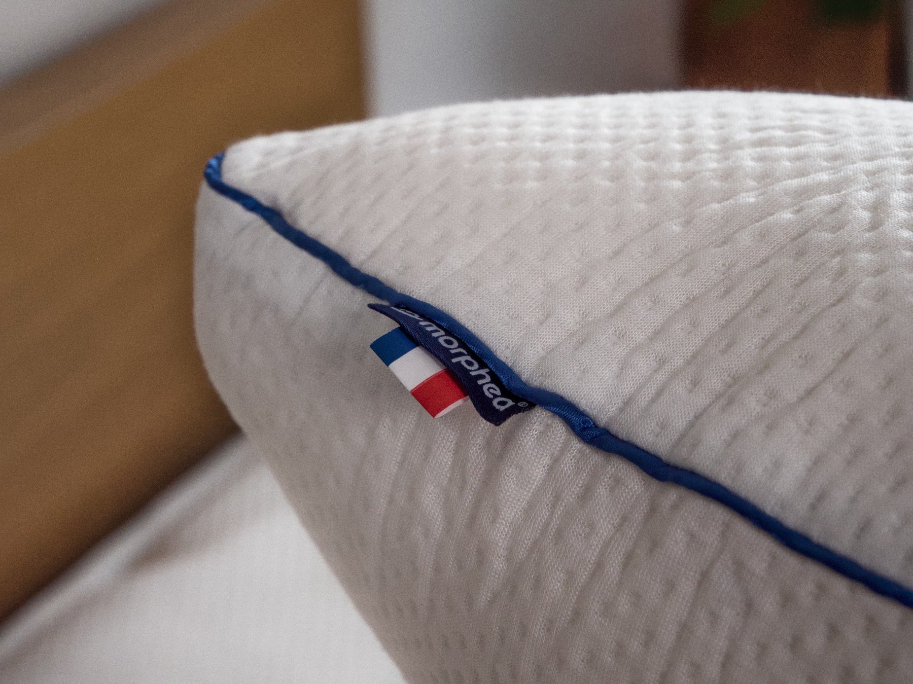 Maille et passepoil bleu du Morphea Memory Air de près