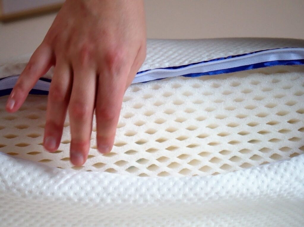 Main sur la mousse perforée du Morphea Memory Air