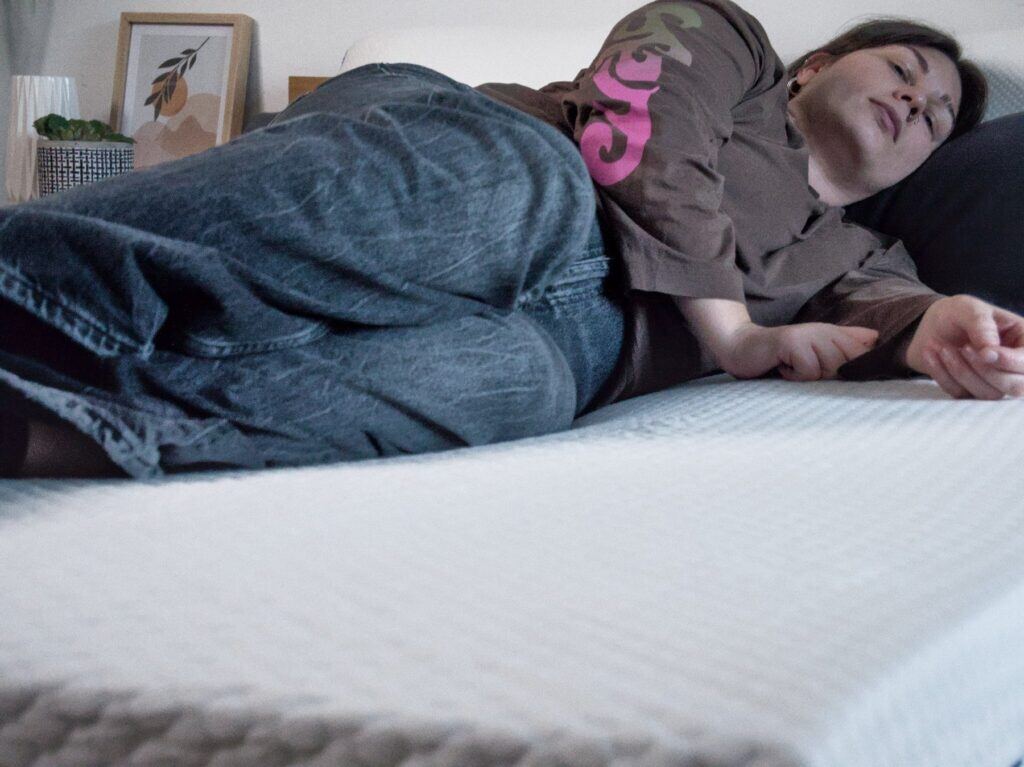 Testeuse allongée sur le côté sur le Nyte Air