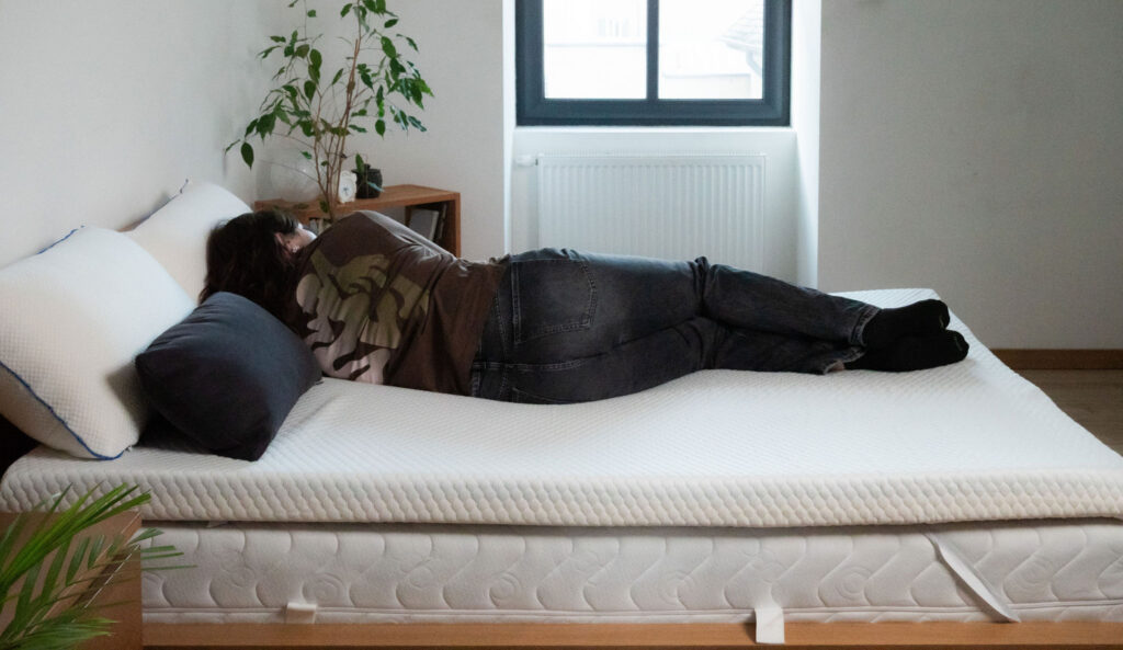 Testeuse allongée sur le surmatelas Nyte Air