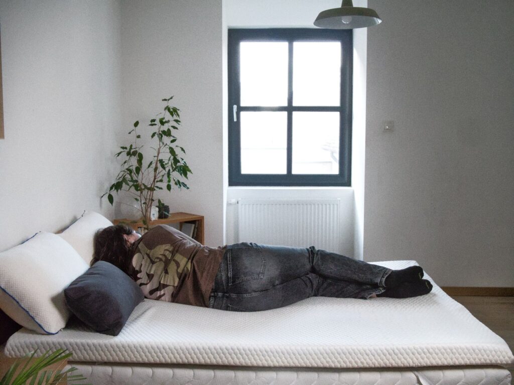 Testeuse allongée sur le Nyte Air, vue d'ensemble du lit