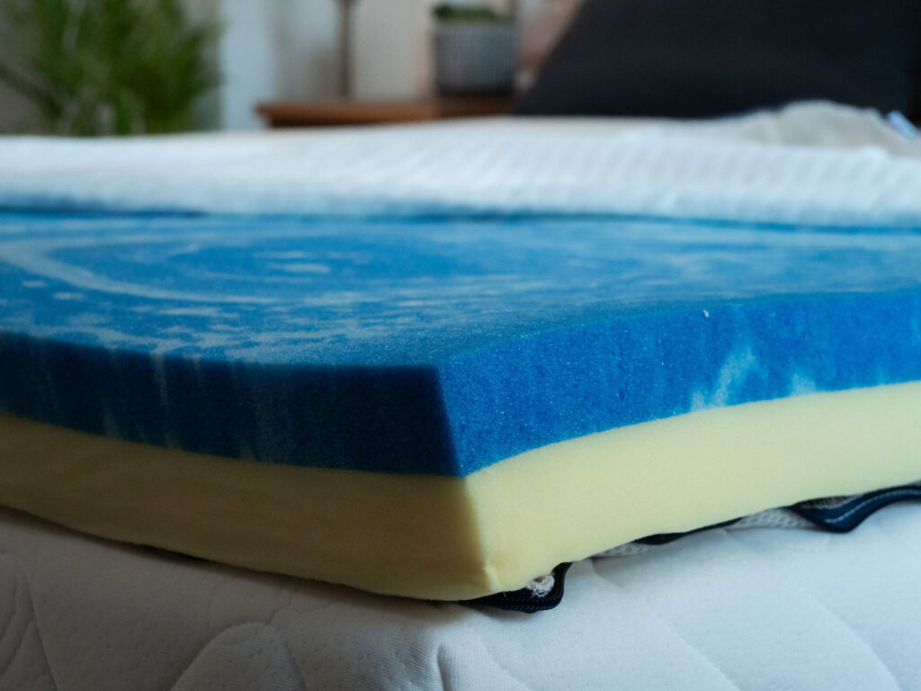 Tranche du Nyte Air montrant la mémoire de forme bleue sur la mousse jaune