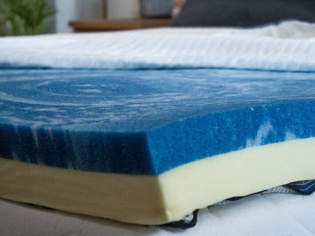 Tranche du Nyte Air : mousse bleue au gel sur base jaune
