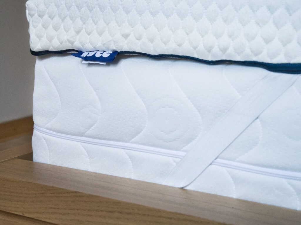 Étiquette Nyte cousue sur le bord du surmatelas Air