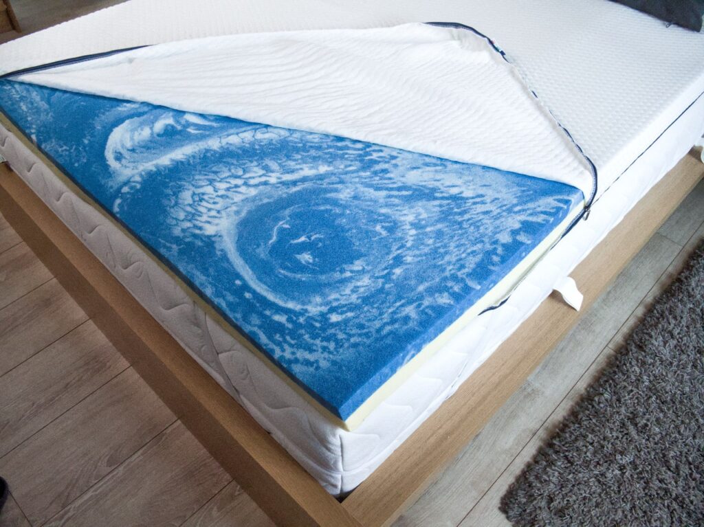 Housse du Nyte Air ouverte sur la mousse bleue au gel