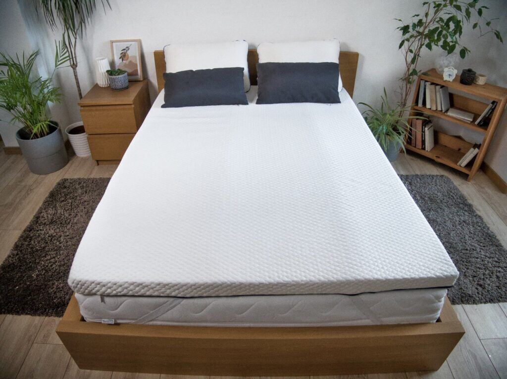 Nyte Air installé sur un lit double avec deux coussins gris