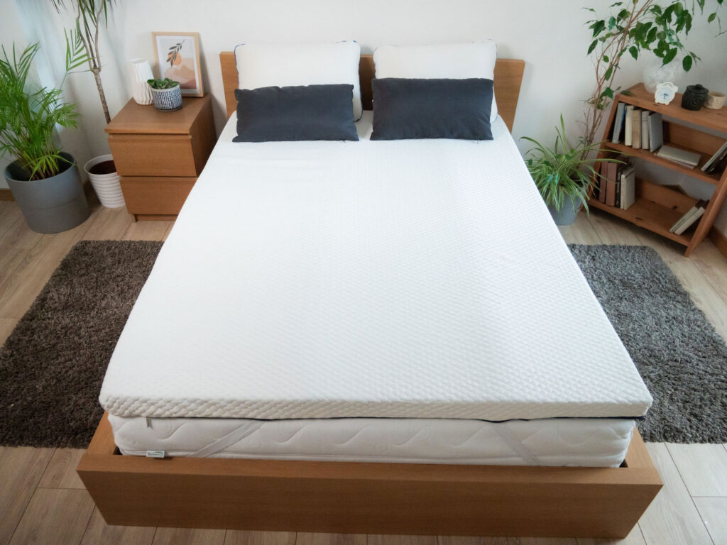 Surmatelas Nyte Air installé sur un lit double pendant notre test