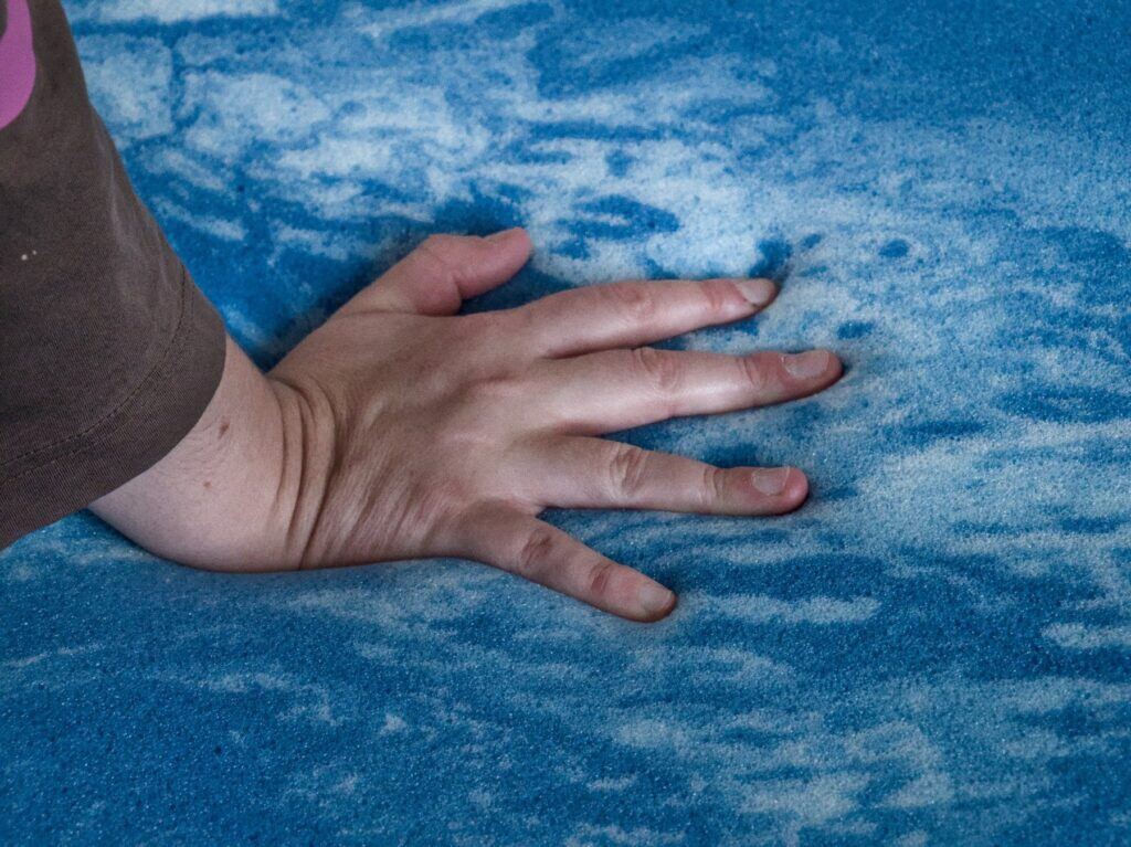 Main posée sur la mousse au gel du Nyte Air