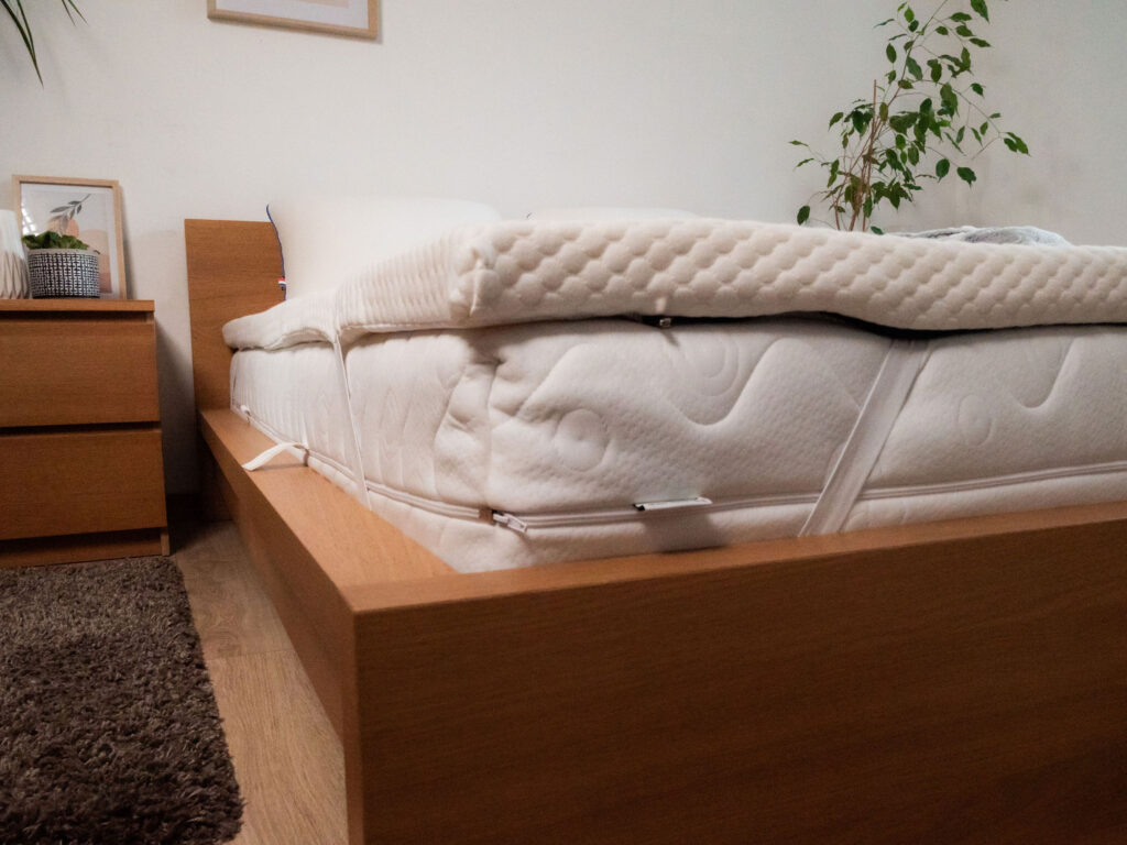 Surmatelas Nyte Cosy installé sur un lit en bois pendant notre test