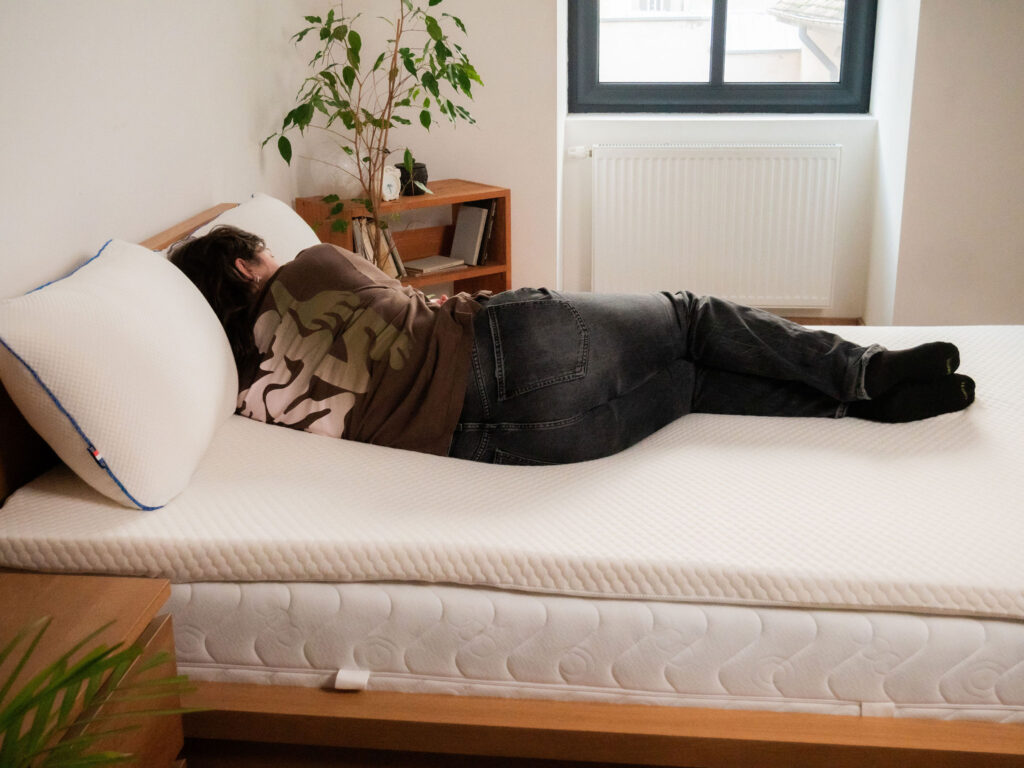 Testeuse allongée sur le côté sur le Nyte Cosy