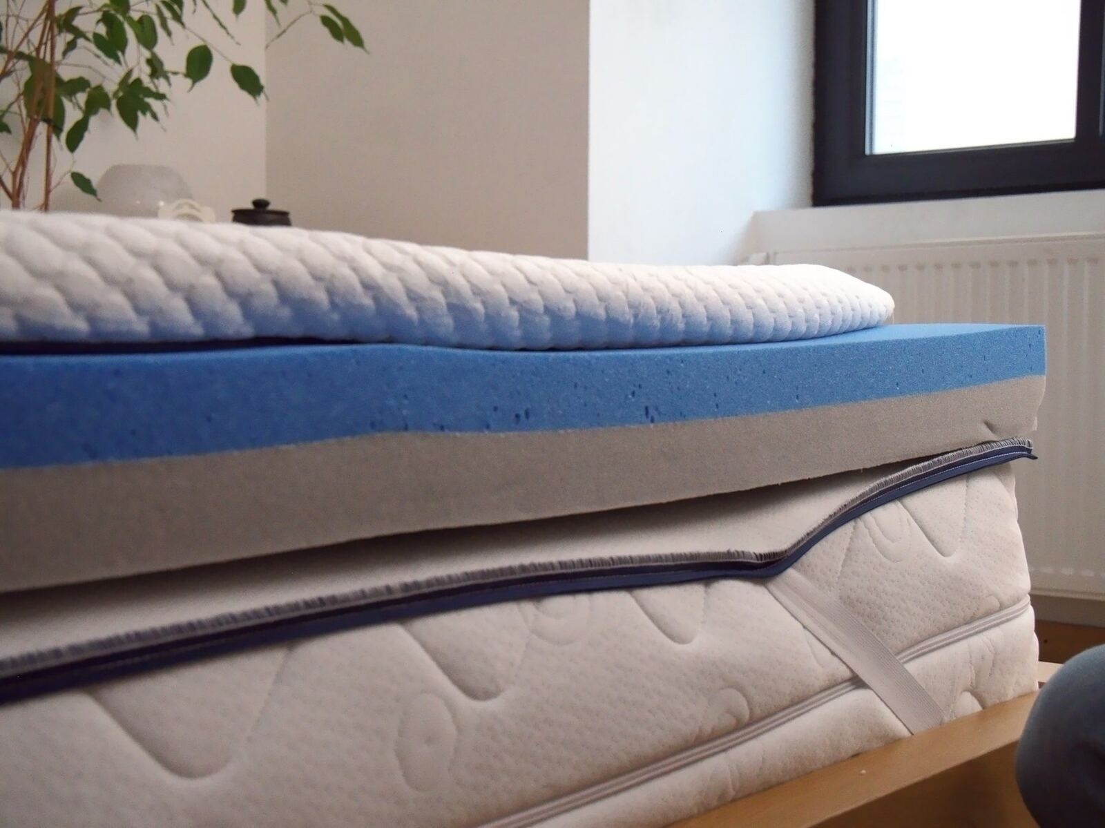 Les deux couches du Nyte Cosy Max, mémoire de forme bleue sur mousse grise