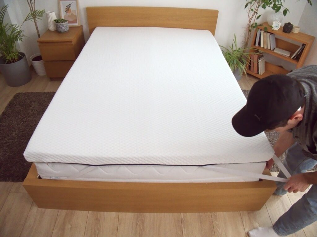 Fixation d'un angle du Nyte Cosy Max sur le lit en chêne