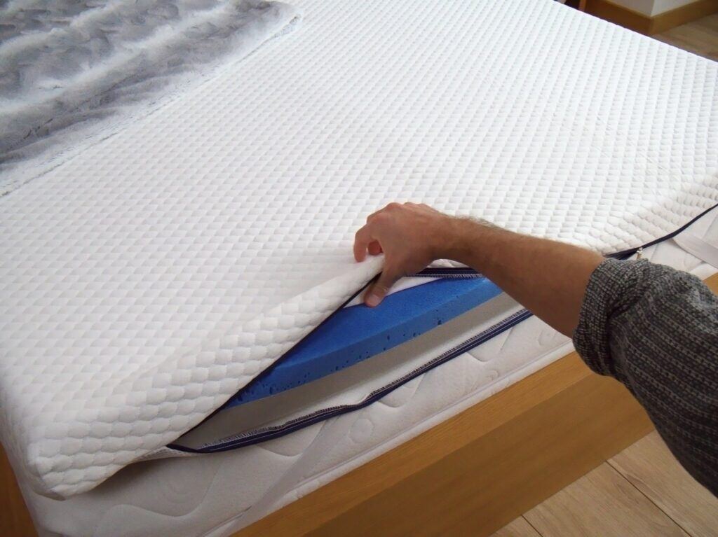 Housse du Nyte Cosy Max ouverte sur la mémoire de forme bleue