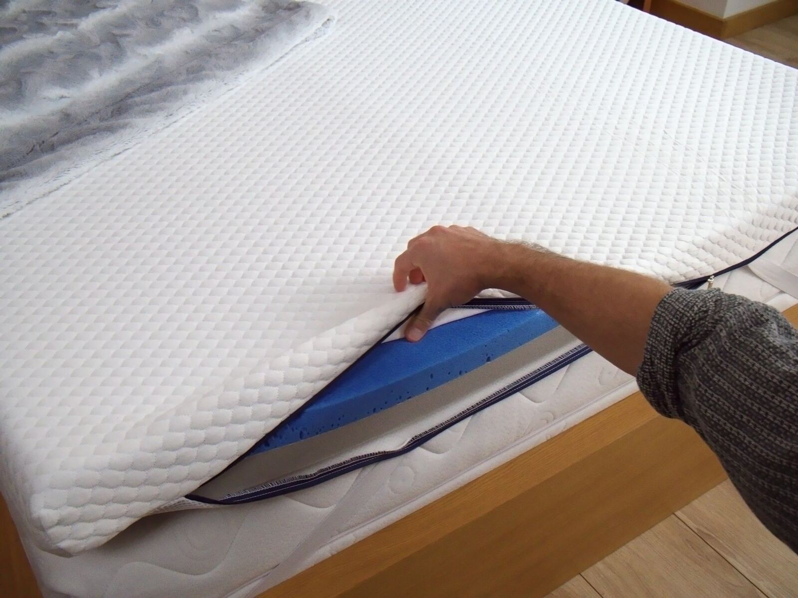 Housse du Nyte Cosy Max ouverte sur la mémoire de forme bleue
