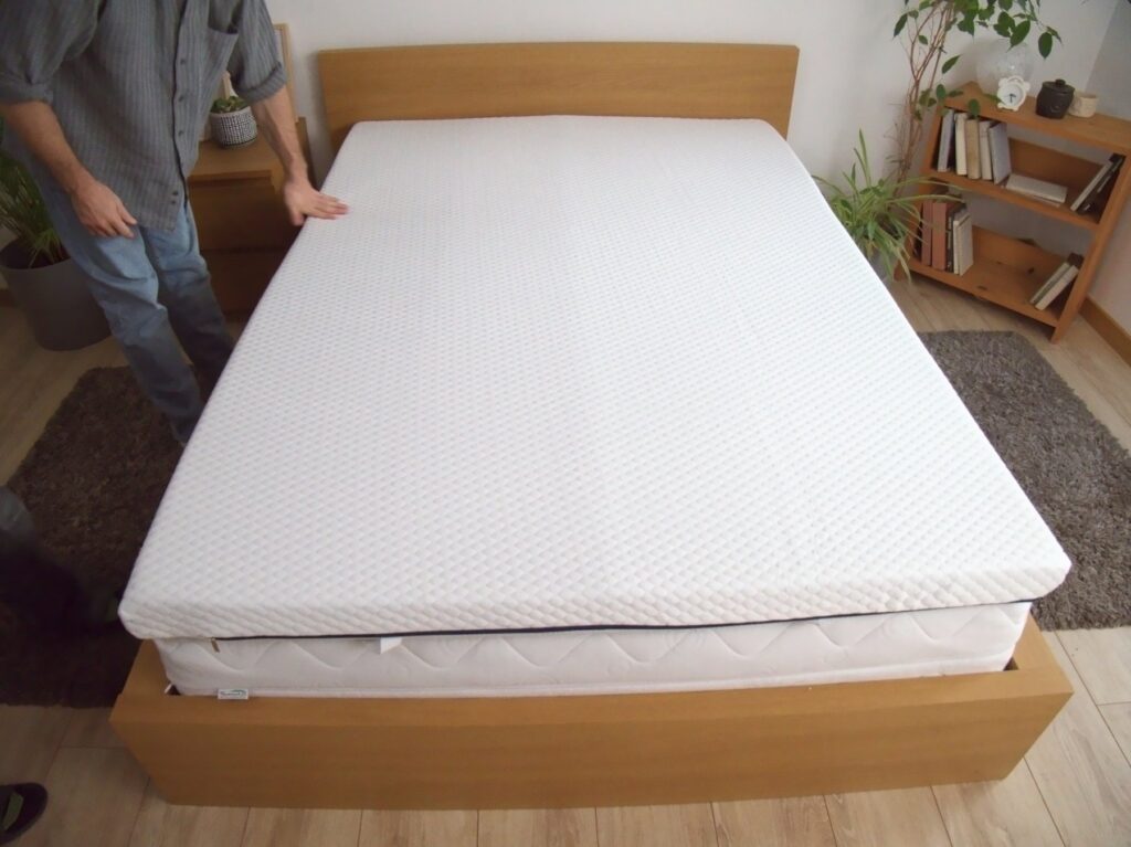 Installation du Nyte Cosy Max sur un lit en chêne