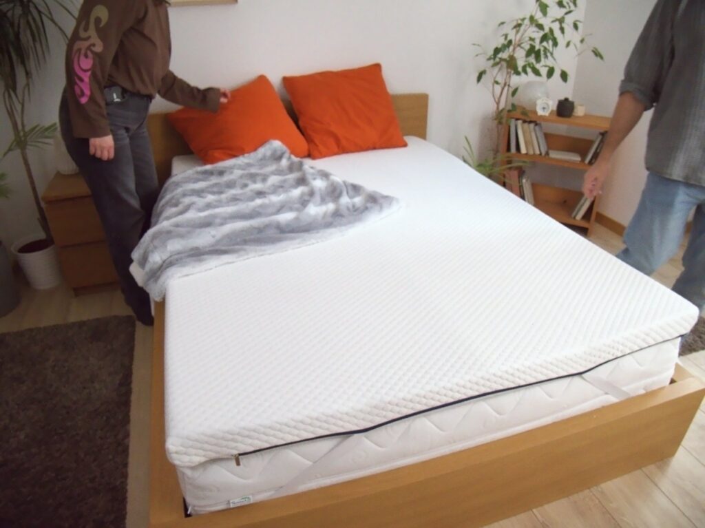 Deux personnes font le lit sur le Nyte Cosy Max