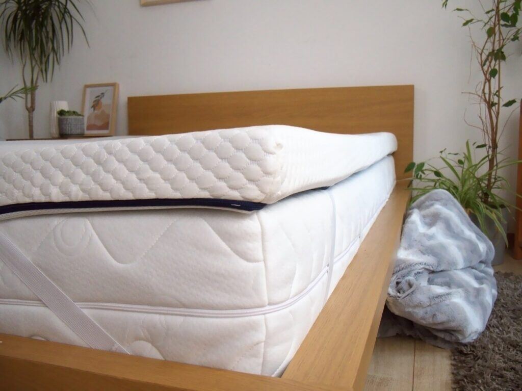 Profil du Nyte Cosy Max posé sur le matelas
