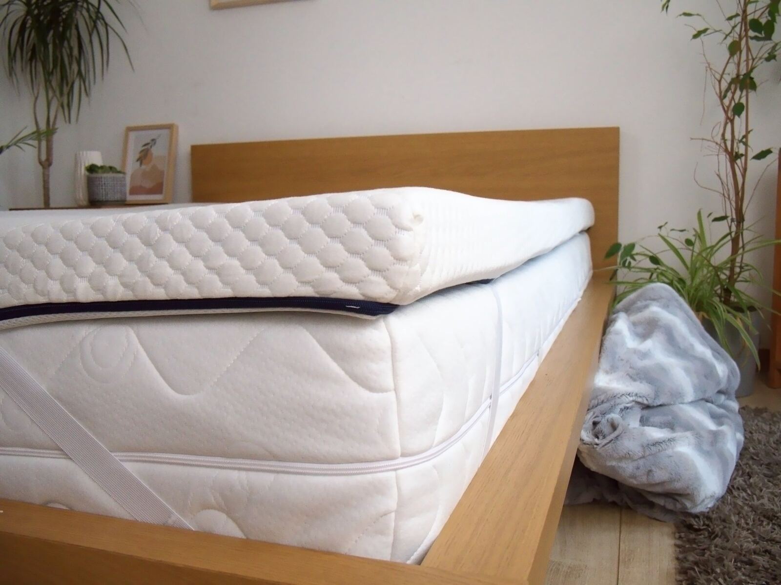 Profil du Nyte Cosy Max posé sur le matelas