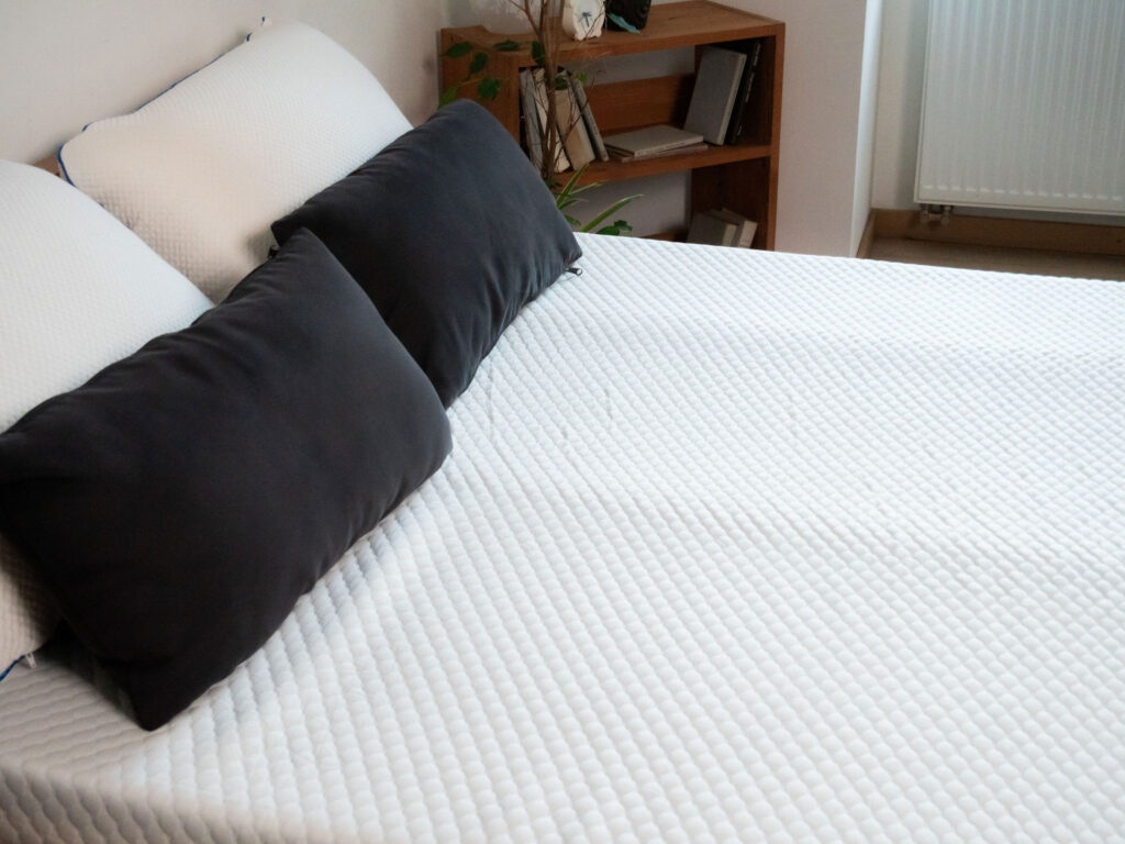 Nyte Cosy avec oreillers et coussin noir