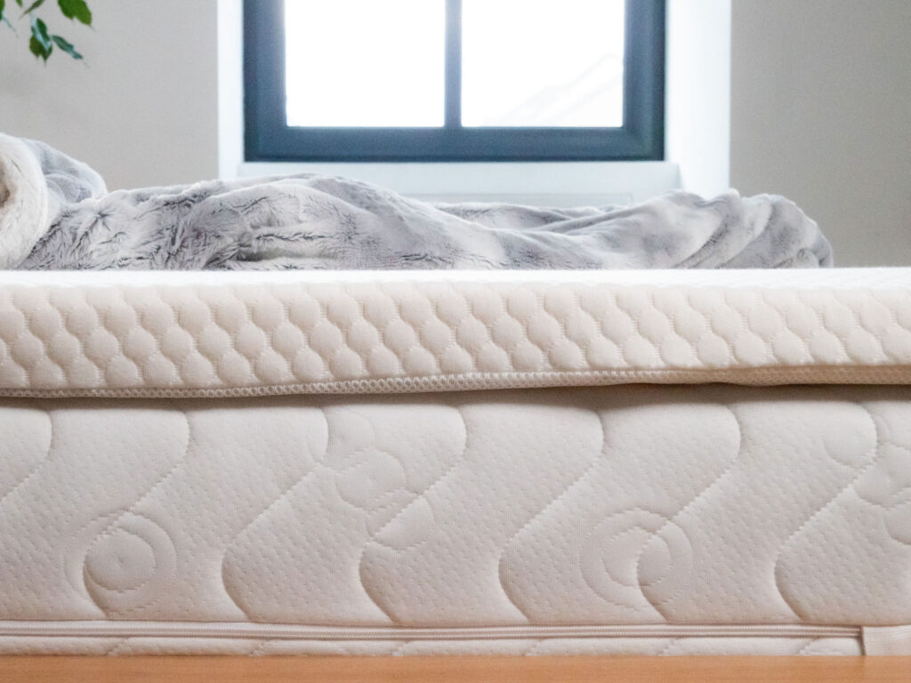 Profil du Nyte Cosy posé sur le matelas