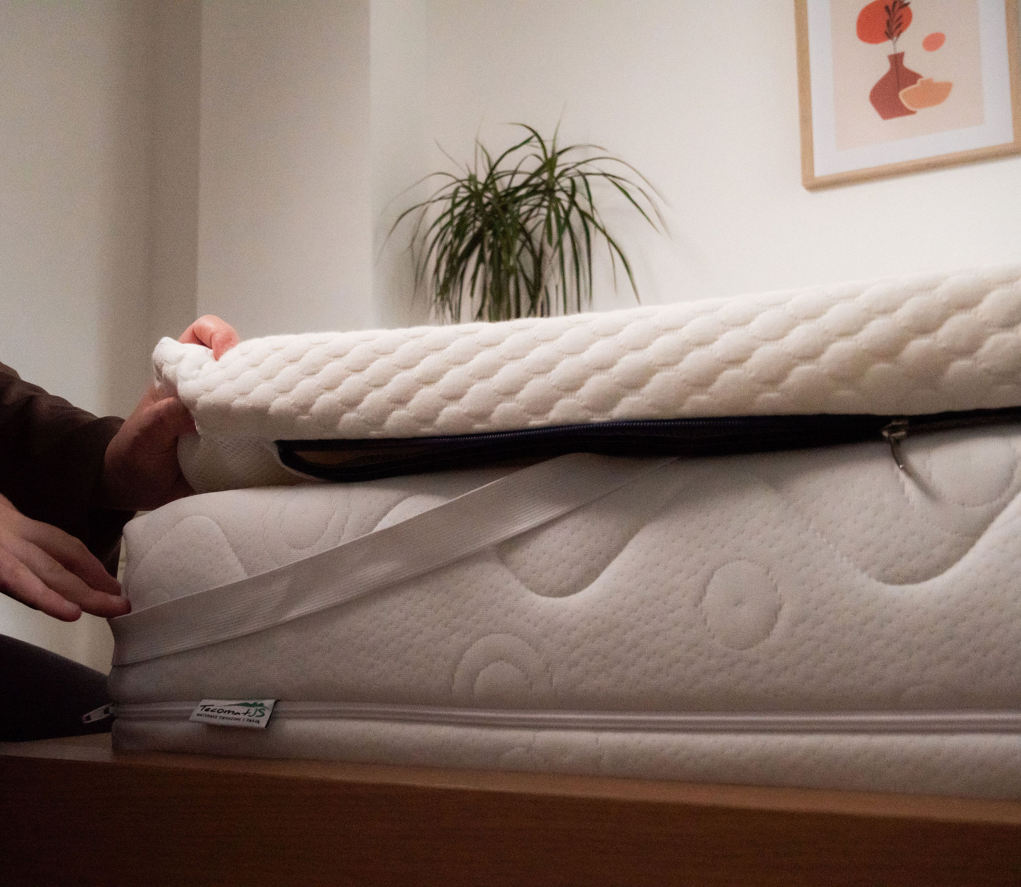 Nyte Cosy soulevé pour montrer une sangle d'angle