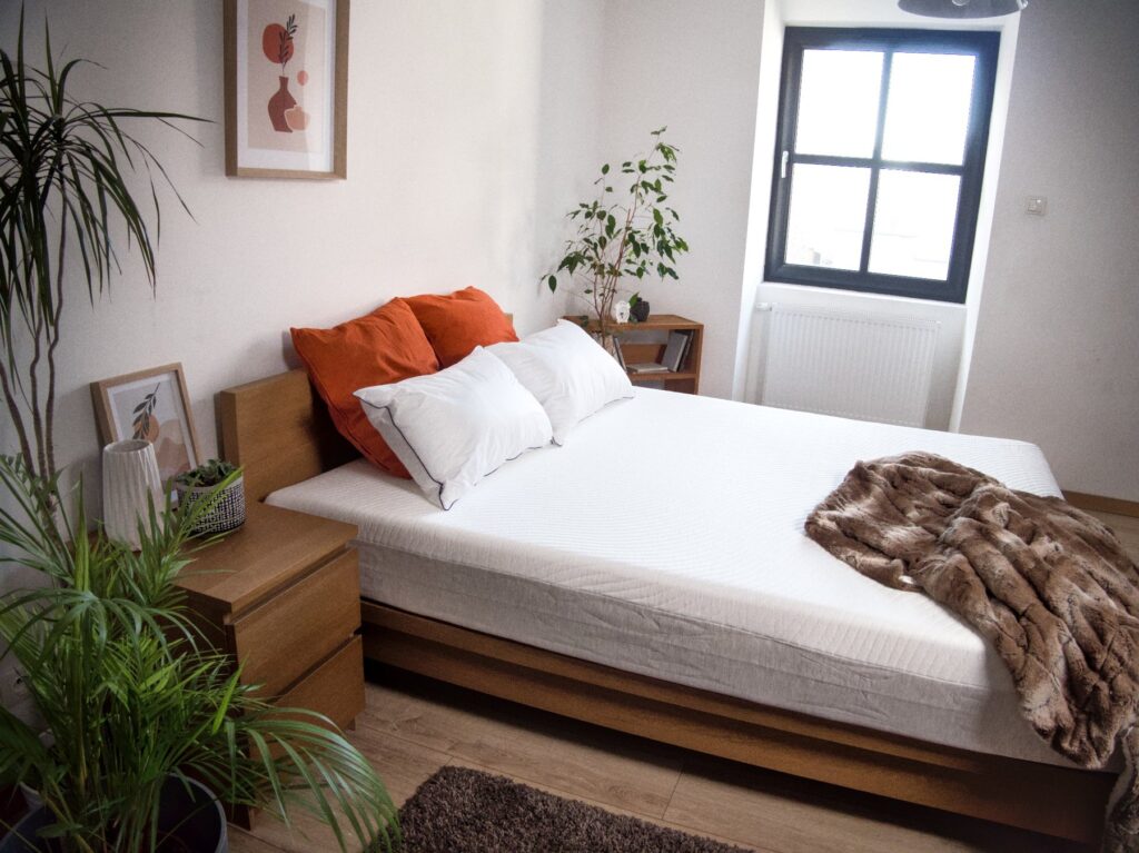 Slome Hybride Original habillé de coussins orange et d'un plaid