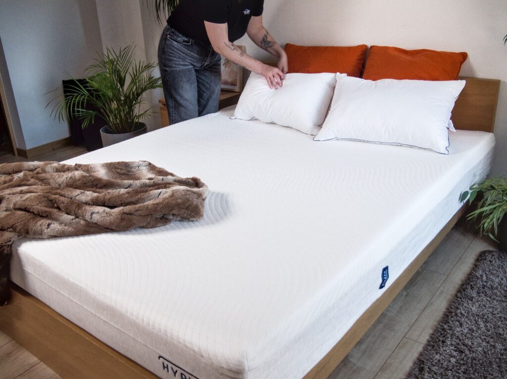 Mise en place des oreillers sur le Slome Hybride Original encore marqué Hypnia