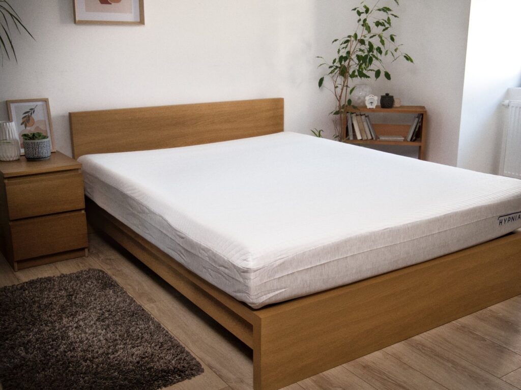 Slome Hybride Original vu de profil sur le lit